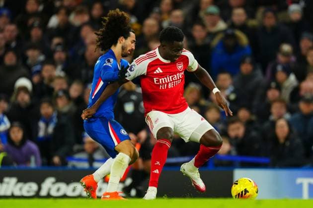 Bukayo Saka of Arsenal battles with Marc Cucurella of Chelsea Chelsea v Arsenal, Premier League, Football, Stamford Bridge, London, UK - 30 Nov 2025London Stamford Bridge United Kingdom EDITORIAL USE ONLY No use with unauthorised audio, video, data, fixture lists, club league logos or live services. Online in-match use limited to 120 images, no video emulation. No use in betting, games or single club league player publications. Copyright: xJavierxGarcia Shutterstockx 15941788ct