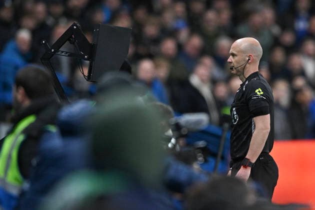 (251201) -- LONDON, Dec. 1, 2025 -- Referee Anthony Taylor checks the VAR during the English Premier League match between Arsenal FC and Chelsea FC in London, Britain, on Nov. 30, 2025. FOR EDITORIAL USE ONLY. NOT FOR SALE FOR MARKETING OR ADVERTISING CAMPAIGNS. NO USE WITH UNAUTHORIZED AUDIO, VIDEO, DATA, FIXTURE LISTS, CLUB LEAGUE LOGOS OR LIVE SERVICES. ONLINE IN-MATCH USE LIMITED TO 45 IMAGES, NO VIDEO EMULATION. NO USE IN BETTING, GAMES OR SINGLE CLUB LEAGUE PLAYER PUBLICATIONS. (SP)BRITAIN-LONDON-FOOTBALL-PREMIER LEAGUE-ARSENAL VS CHELSEA LixYing