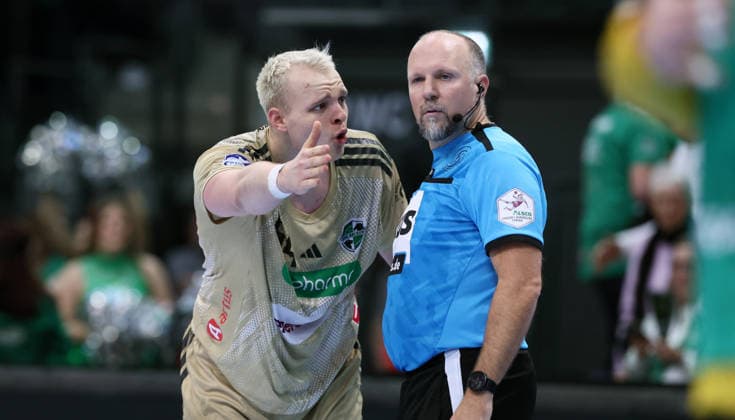 Leipzig, 30.11.2025, Arena Leipzig, Handball, Bundesliga, 14.Spieltag , SC DHfK Leipzig vs. TSV Hannover - Burgdorf 27:27 (13:13) , Im Bild; Justus Fischer ( 54, Hannover), Schiedsrichter Marijo Zupanovic. , Nur zur redaktionellen Nutzung. Only editorial use. , DHB HBL regulations prohibit any use of photographs as image sequences and or quasi-video. ,