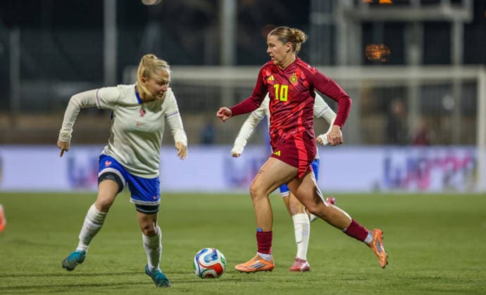 GER, Frankfurt, Deutschland vs Frankreich, Länderspielrunde, Fussball, FIFA, Spielzeit 2025 2026, U23, Stadion am Brentanobad, Gruppe A im Bild v.l.: Fany Proniez (Frankreich U23), Larissa Mühlhaus (Deutschland U23) DFB DFL REGULATIONS PROHIBIT ANY USE OF PHOTOGRAPHS AS IMAGE SEQUENCES AND OR QUASI-VIDEO, 01.12.2025 Copyright: HMBxMedia HendrikxHamelau