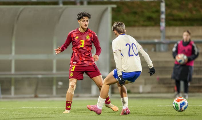 GER, Frankfurt, Deutschland vs Frankreich, Länderspielrunde, Fussball, FIFA, Spielzeit 2025 2026, U23, Stadion am Brentanobad, Gruppe A im Bild v.l.: Dilara Acikgöz. Lucie Calba (Frankreich U23) DFB DFL REGULATIONS PROHIBIT ANY USE OF PHOTOGRAPHS AS IMAGE SEQUENCES AND OR QUASI-VIDEO, 01.12.2025 Copyright: HMBxMedia HendrikxHamelau