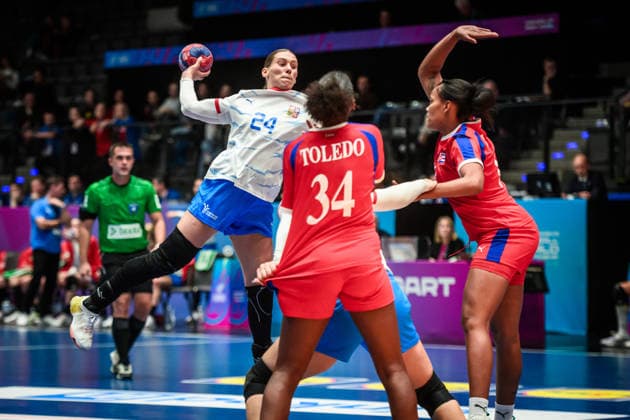 Eliska Desortova (Tschechien, 24) vs. Jennifer Amanda Toledo Abreu (Kuba, 34) und Melissa Chala Lezcano (Kuba, 80), re. GER, Tschechien - Kuba, Handball Weltmeisterschaft, Vorrunde, Gruppe G, 01.12.2025 GER, Tschechien - Kuba, Handball Weltmeisterschaft, Vorrunde, Gruppe G, 01.12.2025 Stuttgart Copyright: xSandyxDinkelackerx EP_SDR