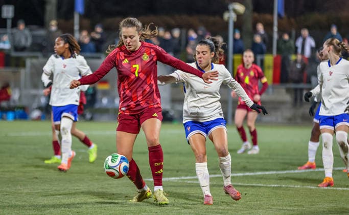 GER, Frankfurt, Deutschland vs Frankreich, Länderspielrunde, Fussball, FIFA, Spielzeit 2025 2026, U23, Stadion am Brentanobad, Gruppe A im Bild v.l.: Mara Alber (Deutschland U23), Judith Coquet (Frankreich U23) DFB DFL REGULATIONS PROHIBIT ANY USE OF PHOTOGRAPHS AS IMAGE SEQUENCES AND OR QUASI-VIDEO, 01.12.2025 Copyright: HMBxMedia HendrikxHamelau