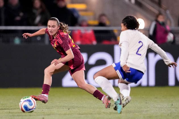 v.li.: Marie Steiner (Deutschland, 17), Fiona Liaigre (Frankreich, 2), Zweikampf, Spielszene, Duell, duel, tackle, tackling, Dynamik, Action, Aktion, 01.12.2025, Frankfurt am Main (Deutschland), Fussball, Länderspiel, U23-Frauen, Deutschland - Frankreich, DFB DFL REGULATIONS PROHIBIT ANY USE OF PHOTOGRAPHS AS IMAGE SEQUENCES AND OR QUASI-VIDEO.