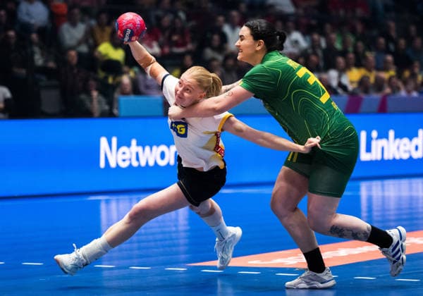 251201 Tyra Axnà r of Sweden and Marcela Arounian of Brasilien during the 2025 IHF Women™s World Championship, WM, Weltmeisterschaft handball match between Sweden and Brazil on December 1, 2025 in Stuttgart. Photo: Emma Wallskog BILDBYRAN COP 320 EW0598 handball, handboll, handball,handboll,handball,bbeng,vm,handba Copyright: EMMAxWALLSKOG BB251201EW016