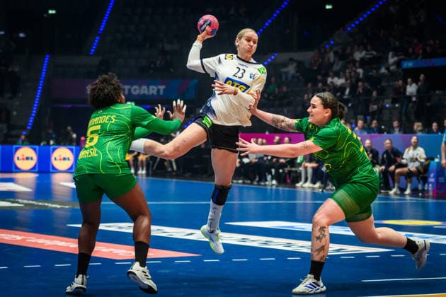 Emma Lindqvist (Schweden, 23) vs. Mariane Cristina Oliveira Fernandes (Brasilien, 6) und Marcela Santos Arounian (Brasilien, 36) GER, Schweden - Brasilien, Handball Weltmeisterschaft, Vorrunde, Gruppe G, 01.12.2025 GER, Schweden - Brasilien, Handball Weltmeisterschaft, Vorrunde, Gruppe G, 01.12.2025 Stuttgart Copyright: xSandyxDinkelackerx EP_SDR