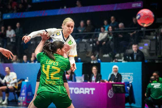 Emma Lindqvist (Schweden, 23) vs. Jhennifer Rosa Lopes Dos Santos (Brasilien, 42) GER, Schweden - Brasilien, Handball Weltmeisterschaft, Vorrunde, Gruppe G, 01.12.2025 GER, Schweden - Brasilien, Handball Weltmeisterschaft, Vorrunde, Gruppe G, 01.12.2025 Stuttgart Copyright: xSandyxDinkelackerx EP_SDR