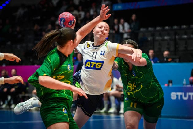 Tyra Axner (Schweden, 11) setzt sich durch gegen Jhennifer Rosa Lopes Dos Santos (Brasilien, 42), li. und Marcela Santos Arounian (Brasilien, 36), re. GER, Schweden - Brasilien, Handball Weltmeisterschaft, Vorrunde, Gruppe G, 01.12.2025 GER, Schweden - Brasilien, Handball Weltmeisterschaft, Vorrunde, Gruppe G, 01.12.2025 Stuttgart Copyright: xSandyxDinkelackerx EP_SDR