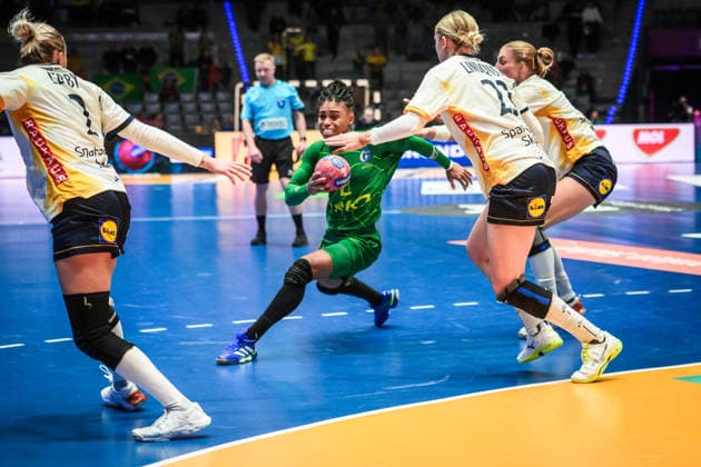 Bruna de Paula (Brasilien, 02) - umlaeuft die Schwedinnen 23sch, Linn Blohm (Schweden, 07) undClara Lerby (Schweden, 02), li. GER, Schweden - Brasilien, Handball Weltmeisterschaft, Vorrunde, Gruppe G, 01.12.2025 GER, Schweden - Brasilien, Handball Weltmeisterschaft, Vorrunde, Gruppe G, 01.12.2025 Stuttgart Copyright: xSandyxDinkelackerx EP_SDR