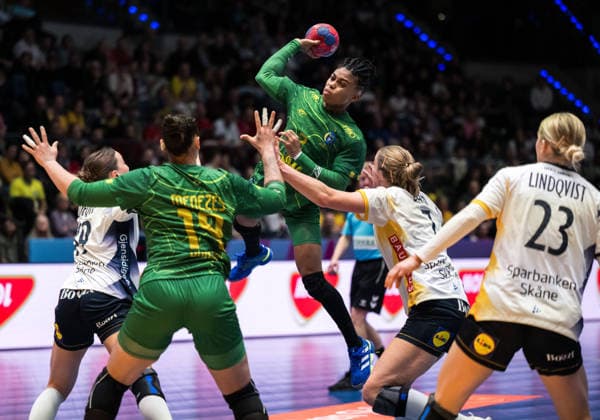 251201 Bruna de Paula of Brazil during the 2025 IHF Women™s World Championship, WM, Weltmeisterschaft handball match between Sweden and Brazil on December 1, 2025 in Stuttgart. Photo: Emma Wallskog BILDBYRAN COP 320 EW0598 handball, handboll, handball,handboll,handball,bbeng,vm,handba Copyright: EMMAxWALLSKOG BB251201EW057