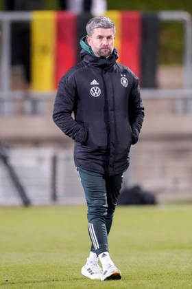Michael Urbansky (Trainer, Nationaltrainer, Deutschland), Freisteller, Ganzkörper, Einzelbild, Einzelfoto, Aktion, Action, 01.12.2025, Frankfurt am Main (Deutschland), Fussball, Länderspiel, U23-Frauen, Deutschland - Frankreich, DFB DFL REGULATIONS PROHIBIT ANY USE OF PHOTOGRAPHS AS IMAGE SEQUENCES AND OR QUASI-VIDEO.