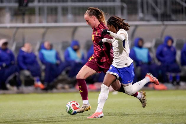 v.li.: Luca Birkholz (Deutschland, 11), Tara Elimbi Gilbert (Frankreich, 14), Zweikampf, Spielszene, Duell, duel, tackle, tackling, Dynamik, Action, Aktion, 01.12.2025, Frankfurt am Main (Deutschland), Fussball, Länderspiel, U23-Frauen, Deutschland - Frankreich, DFB DFL REGULATIONS PROHIBIT ANY USE OF PHOTOGRAPHS AS IMAGE SEQUENCES AND OR QUASI-VIDEO.