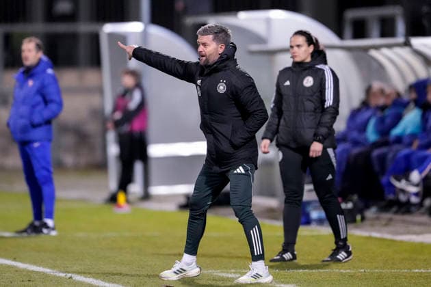 Michael Urbansky (Trainer, Nationaltrainer, Deutschland), gibt Anweisungen, gestikuliert, mit den Armen gestikulieren, Freisteller, Ganzkörper, Einzelbild, Einzelfoto, Aktion, Action, am Spielfeldrand, an der Seitenauslinie, 01.12.2025, Frankfurt am Main (Deutschland), Fussball, Länderspiel, U23-Frauen, Deutschland - Frankreich, DFB DFL REGULATIONS PROHIBIT ANY USE OF PHOTOGRAPHS AS IMAGE SEQUENCES AND OR QUASI-VIDEO.