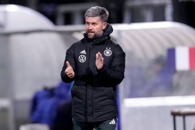 Michael Urbansky (Trainer, Nationaltrainer, Deutschland), gibt Anweisungen, gestikuliert, mit den Armen gestikulieren, Einzelbild, Einzelfoto, Aktion, Action, 01.12.2025, Frankfurt am Main (Deutschland), Fussball, Länderspiel, U23-Frauen, Deutschland - Frankreich, DFB DFL REGULATIONS PROHIBIT ANY USE OF PHOTOGRAPHS AS IMAGE SEQUENCES AND OR QUASI-VIDEO.