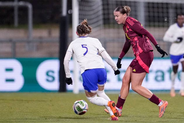 v.li.: Eden Le Guilly (Frankreich, 5), Larissa Mühlhaus (Deutschland, 10), am Ball, Freisteller, Ganzkörper, Einzelbild, Einzelfoto, Aktion, Action, 01.12.2025, Frankfurt am Main (Deutschland), Fussball, Länderspiel, U23-Frauen, Deutschland - Frankreich, DFB DFL REGULATIONS PROHIBIT ANY USE OF PHOTOGRAPHS AS IMAGE SEQUENCES AND OR QUASI-VIDEO.
