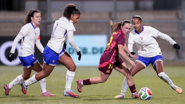 v.li.: Judith Coquet (Frankreich, 18), Julie Swierot (Frankreich, 8), Marie Steiner (Deutschland, 17), Shana Chossenotte (Frankreich, 21), Zweikampf, Spielszene, Duell, duel, tackle, tackling, Dynamik, Action, Aktion, 01.12.2025, Frankfurt am Main (Deutschland), Fussball, Länderspiel, U23-Frauen, Deutschland - Frankreich, DFB DFL REGULATIONS PROHIBIT ANY USE OF PHOTOGRAPHS AS IMAGE SEQUENCES AND OR QUASI-VIDEO.