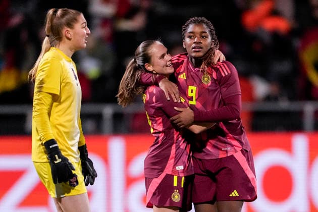 v.li.: Marie Steiner (Deutschland, 17), Torschützin Delice Boboy (Deutschland, 9), Spielerinnen der deutschen U23-Auswahl, jubeln über das Tor zum 2:0, Jubel, Torjubel, Torerfolg, celebrate the goal, goal, celebration, jubelt ueber das Tor, Freuen, Freude, freut sich, optimistisch, positiv, Spielszene, Highlight, Action, Aktion, 01.12.2025, Frankfurt am Main (Deutschland), Fussball, Länderspiel, U23-Frauen, Deutschland - Frankreich, DFB DFL REGULATIONS PROHIBIT ANY USE OF PHOTOGRAPHS AS IMAGE SEQUENCES AND OR QUASI-VIDEO.
