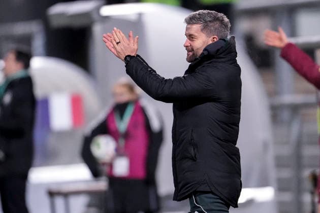 Michael Urbansky (Trainer, Nationaltrainer, Deutschland), gibt Anweisungen, gestikuliert, mit den Armen gestikulieren, Einzelbild, Einzelfoto, Aktion, Action, Freude, freuen, freut sich, freundlich, fröhlich, glücklich, strahlend, optimistisch, 01.12.2025, Frankfurt am Main (Deutschland), Fussball, Länderspiel, U23-Frauen, Deutschland - Frankreich, DFB DFL REGULATIONS PROHIBIT ANY USE OF PHOTOGRAPHS AS IMAGE SEQUENCES AND OR QUASI-VIDEO.