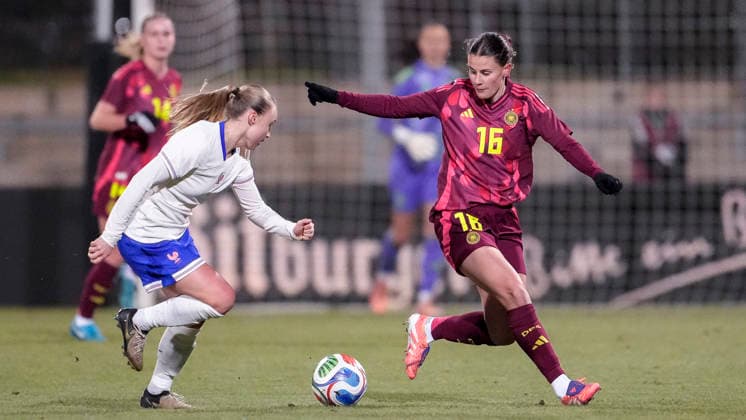 v.li.: Lou Ann Joly (Frankreich, 6), Katharina Piljic (Deutschland, 16), Zweikampf, Spielszene, Duell, duel, tackle, tackling, Dynamik, Action, Aktion, 01.12.2025, Frankfurt am Main (Deutschland), Fussball, Länderspiel, U23-Frauen, Deutschland - Frankreich, DFB DFL REGULATIONS PROHIBIT ANY USE OF PHOTOGRAPHS AS IMAGE SEQUENCES AND OR QUASI-VIDEO.