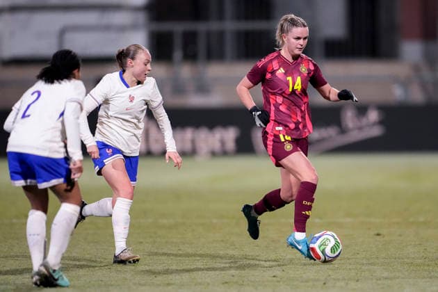 v.li.: Fiona Liaigre (Frankreich, 2), Lou Ann Joly (Frankreich, 6), Greta Stegemann (Deutschland, 14), Aktion, Action, Spielszene, 01.12.2025, Frankfurt am Main (Deutschland), Fussball, Länderspiel, U23-Frauen, Deutschland - Frankreich, DFB DFL REGULATIONS PROHIBIT ANY USE OF PHOTOGRAPHS AS IMAGE SEQUENCES AND OR QUASI-VIDEO.