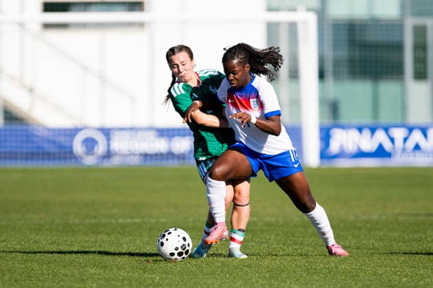 ENGLAND U20 vs MEXICO U20 Women s. MICHEL FONG, PLAYER FOR THE MEXICAN U20 national team, Nationalteam JANE OBOAVWODUO, PLAYER FOR THE ENGLAND U20 TEAM, DURING THE MATCH, Women s friendly match between England U20 vs Mexico U20, Pinatar Arena Football Center, San Pedro del Pinatar, Region of Murcia, December 2, 2025. San Pedro del Pinatar Pinatar Arena Football Center Region de Murcia Spain Copyright: xPascuxMà ndezx