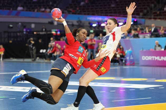 GER, Dortmund, 27th Wommen s World Championship, WM, Weltmeisterschaft 2025, Hauptrunde Main Round, Gruppe II 1. Runde: Spanien (ESP) vs. Serbien (SRB) 02.12.2025, Westfalenhalle, Dortmund, GER, Dortmund, 27th Wommen s World Championship 2025, Hauptrunde Main Round, Gruppe II 1. Runde: Spanien (ESP) vs. Serbien (SRB) , im Bild: Kaba GASSAMA CISSOKHO (ESP 33), im Zweikampf gegen Jovana Skrobić (SRB 24),