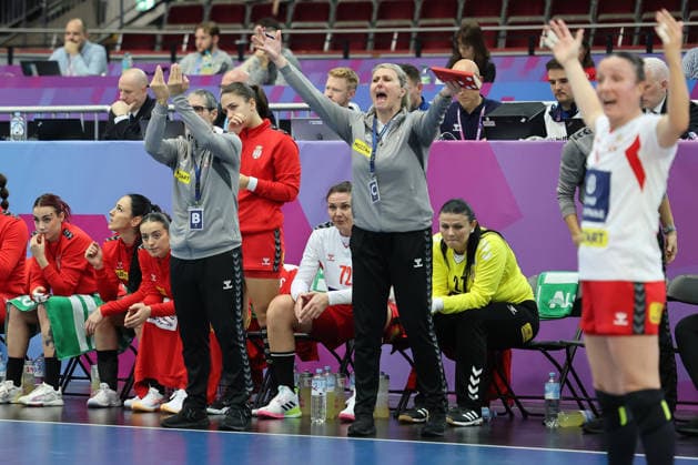 GER, Dortmund, 27th Wommen s World Championship, WM, Weltmeisterschaft 2025, Hauptrunde Main Round, Gruppe II 1. Runde: Spanien (ESP) vs. Serbien (SRB) 02.12.2025, Westfalenhalle, Dortmund, GER, Dortmund, 27th Wommen s World Championship 2025, Hauptrunde Main Round, Gruppe II 1. Runde: Spanien (ESP) vs. Serbien (SRB) , im Bild: die spanische Bank beschwert sich Martin Ambros Coach (ESP), re