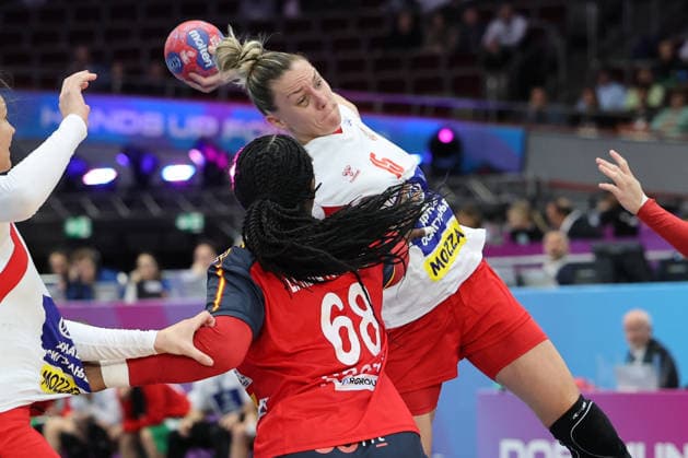 GER, Dortmund, 27th Wommen s World Championship, WM, Weltmeisterschaft 2025, Hauptrunde Main Round, Gruppe II 1. Runde: Spanien (ESP) vs. Serbien (SRB) 02.12.2025, Westfalenhalle, Dortmund, GER, Dortmund, 27th Wommen s World Championship 2025, Hauptrunde Main Round, Gruppe II 1. Runde: Spanien (ESP) vs. Serbien (SRB) , im Bild: Aleksandra Vukajlović (SRB 77), im Zweikampf gegen Lyndie TCHAPTCHET DEFO (ESP 68),