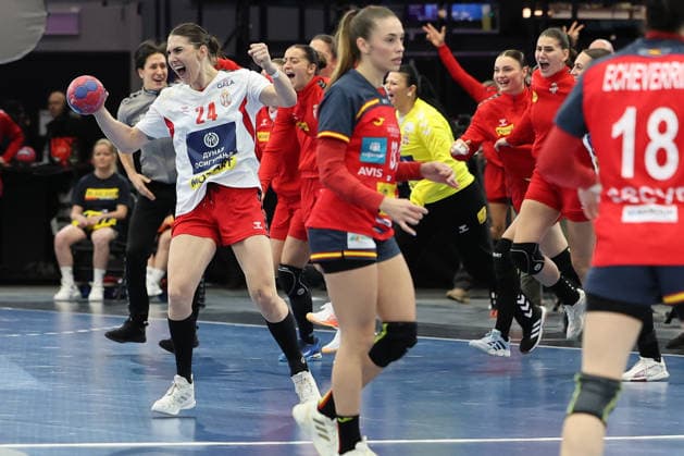 GER, Dortmund, 27th Wommen s World Championship, WM, Weltmeisterschaft 2025, Hauptrunde Main Round, Gruppe II 1. Runde: Spanien (ESP) vs. Serbien (SRB) 02.12.2025, Westfalenhalle, Dortmund, GER, Dortmund, 27th Wommen s World Championship 2025, Hauptrunde Main Round, Gruppe II 1. Runde: Spanien (ESP) vs. Serbien (SRB) , im Bild: Jose Ignacio Prades Pons (Coach) (SRB), und die Mannschaft freuen sich ueber den Sieg Jovana Skrobić (SRB 24),