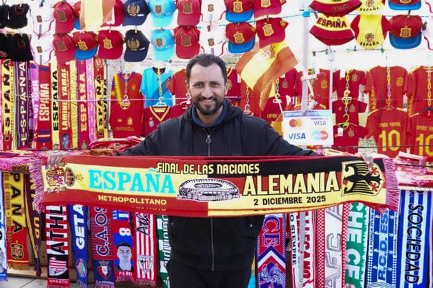 Impressionen vor dem Spiel: Spanisch Deutsche Schals und Flaggen in allen Farben ESP, Spanien vs. Deutschland, Women s Nations League, Final-Rueckspiel, Saison 2025-2026, 02.12.2025 ESP, Spanien Vs. Deutschland, Women s Nations League, Final-Rueckspiel, Saison 2025-2026, 02.12.2025 Madrid Copyright: xEibner-Pressefoto JoergxNiebergax EP_JNL