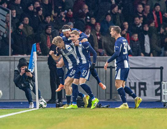 Fußball, Herren, Saison 2025 2026, DFB-Pokal (Achtelfinale), Hertha BSC - 1. FC Kaiserslautern, v. l. Luca Schuler (Hertha BSC), Fabian Reese (Hertha BSC), Marten Winkler (Hertha BSC), Paul Seguin (Hertha BSC), Jubel nach Tor zum 1:0, 02.12.2025, Copyright: xSebastianxRäppold MatthiasxKochx