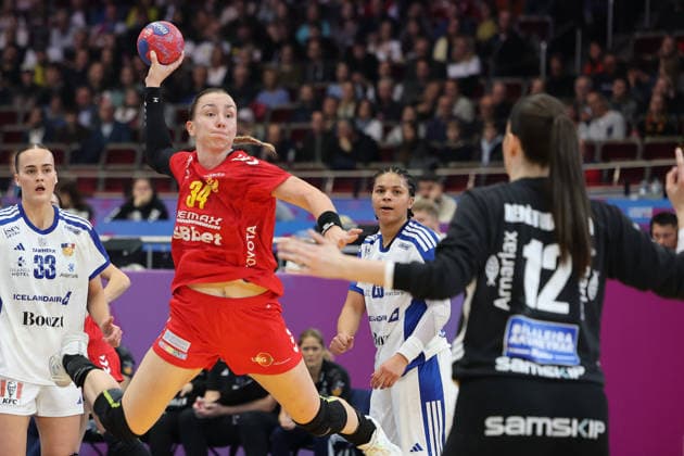 GER, Dortmund, 27th Wommen s World Championship, WM, Weltmeisterschaft 2025, Hauptrunde Main Round, Gruppe II 1. Runde: Island Iceland (ISL) vs. Montenegro (MNE) 02.12.2025, Westfalenhalle, Dortmund, GER, Dortmund, 27th Wommen s World Championship 2025, Hauptrunde Main Round, Gruppe II 1. Runde: Island Iceland (ISL) vs. Montenegro (MNE), im Bild: Tatjana BRNOVIÄÜ (MNE 34), im Zweikampf gegen Hafdis Renötudottir Goalkeeper (ISL 12),