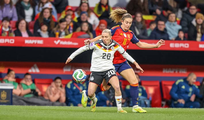 ESP, Madrid, Spanien vs Deutschland, Länderspiel, Fussball, UEFA, Spielzeit 2025 2026, Womens Nations League, Riyadh Air Metropolitano, Finale im Bild v.l.: Elisa Senß (Deutschland 20), Alexia Putellas (Spanien 11) DFB DFL REGULATIONS PROHIBIT ANY USE OF PHOTOGRAPHS AS IMAGE SEQUENCES AND OR QUASI-VIDEO, 02.12.2025 Copyright: HMBxMedia HendrikxHamelau