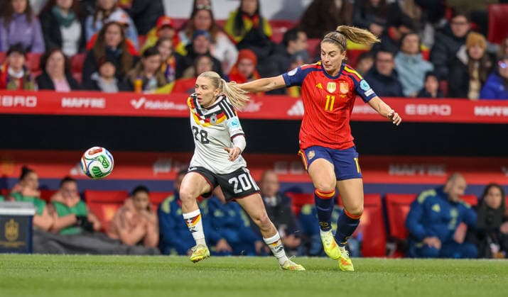 ESP, Madrid, Spanien vs Deutschland, Länderspiel, Fussball, UEFA, Spielzeit 2025 2026, Womens Nations League, Riyadh Air Metropolitano, Finale im Bild v.l.: Elisa Senß (Deutschland 20), Alexia Putellas (Spanien 11) DFB DFL REGULATIONS PROHIBIT ANY USE OF PHOTOGRAPHS AS IMAGE SEQUENCES AND OR QUASI-VIDEO, 02.12.2025 Copyright: HMBxMedia HendrikxHamelau