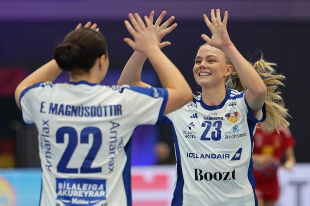 GER, Dortmund, 27th Wommen s World Championship, WM, Weltmeisterschaft 2025, Hauptrunde Main Round, Gruppe II 1. Runde: Island Iceland (ISL) vs. Montenegro (MNE) 02.12.2025, Westfalenhalle, Dortmund, GER, Dortmund, 27th Wommen s World Championship 2025, Hauptrunde Main Round, Gruppe II 1. Runde: Island Iceland (ISL) vs. Montenegro (MNE), im Bild: Torjubel Jubel Jubellauf, Dana Björg Gudmundsdottir (ISL 23), Elin Rosa Magnusdottir (ISL 22),