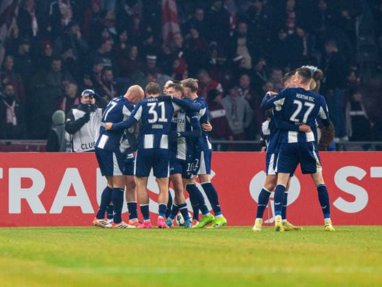 Fußball, Herren, Saison 2025 2026, DFB-Pokal (Achtelfinale), Hertha BSC - 1. FC Kaiserslautern, v. l. Toni Leistner (Hertha BSC), Kennet Eichhorn (Hertha BSC), Marton Dardai (Hertha BSC), Michael Cuisance (Hertha BSC), Marten Winkler (Hertha BSC), Paul Seguin (Hertha BSC), Niklas Kolbe (Hertha BSC), Jubel nach Tor zum 3:0, 02.12.2025, Copyright: xSebastianxRäppold MatthiasxKochx