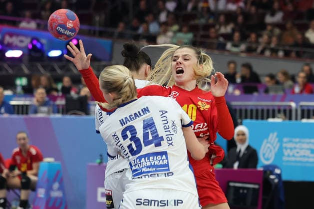 GER, Dortmund, 27th Wommen s World Championship, WM, Weltmeisterschaft 2025, Hauptrunde Main Round, Gruppe II 1. Runde: Island Iceland (ISL) vs. Montenegro (MNE) 02.12.2025, Westfalenhalle, Dortmund, GER, Dortmund, 27th Wommen s World Championship 2025, Hauptrunde Main Round, Gruppe II 1. Runde: Island Iceland (ISL) vs. Montenegro (MNE), im Bild: Matea PLETIKOSIÄÜ (MNE 10), im Zweikampf gegen Alfa Bra Oddsdottir Hagalin (ISL 34),