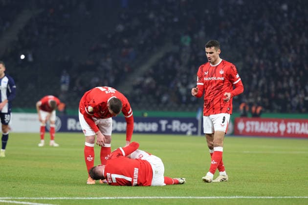02.12.2025, xrekx, Fussball DFB Pokal 1 8 Finale, Hertha BSC Berlin - 1.FC Kaiserslautern v.l. Luca Sirch (1.FC Kaiserslautern) Marlon Ritter (1.FC Kaiserslautern) verletzt, Verletzung, Schmerz, Schmerzen, injured, injury, pain, pains Ivan Prtajin (1.FC Kaiserslautern) (DFL DFB REGULATIONS PROHIBIT ANY USE OF PHOTOGRAPHS as IMAGE SEQUENCES and or QUASI-VIDEO) Berlin