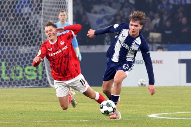 DEU, DFB-Pokal, Hertha BSC vs. 1.FC Kaiserslautern, 02.12.2025, Berliner Olympiastadion, Berlin, DEU, DFB-Pokal, Hertha BSC vs. 1.FC Kaiserslautern, im Bild Kennet Eichhorn (Hertha BSC Berlin 23), NAATAN SKYTTAE (1.FC Kaiserslautern 15) DFL - regulations prohibit any use of Photographs as image sequences and or quasi-video