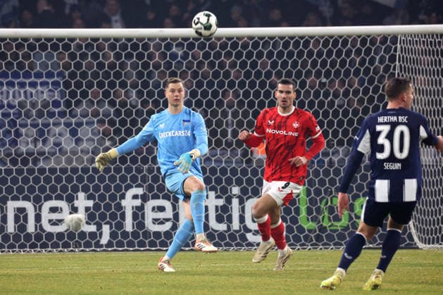 DEU, DFB-Pokal, Hertha BSC vs. 1.FC Kaiserslautern, 02.12.2025, Berliner Olympiastadion, Berlin, DEU, DFB-Pokal, Hertha BSC vs. 1.FC Kaiserslautern, im Bild Tjark Ernst (Hertha BSC Berlin 1), IVAN PRTAJIN (1.FC Kaiserslautern 9) DFL - regulations prohibit any use of Photographs as image sequences and or quasi-video