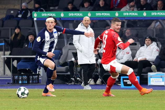 DEU, DFB-Pokal, Hertha BSC vs. 1.FC Kaiserslautern, 02.12.2025, Berliner Olympiastadion, Berlin, DEU, DFB-Pokal, Hertha BSC vs. 1.FC Kaiserslautern, im Bild Fabian Reese (Hertha BSC Berlin 11), Erik Wekesser (1.FC Kaiserslautern 13), Cheftrainer TORSTEN LIEBERKNECHT (1.FC Kaiserslautern) DFL - regulations prohibit any use of Photographs as image sequences and or quasi-video