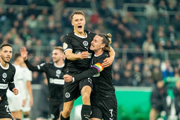 Kaars Martijn (FC St. Pauli, 19) und Irvine Jackson (FC St. Pauli, 7) bejubeln das Tor zum 0:1 durch Kaars Martijn (FC St. Pauli, 19) VfL Borussia Moenchengladbach vs. FC St. Pauli, Fussball, DFB-Pokal, Achtelfinale, Saison 2025 2026, 02.12.2025 DFB REGULATIONS PROHIBIT ANY USE OF PHOTOGRAPHS AS IMAGE SEQUENCES AND OR QUASI-VIDEO VfL Borussia Moenchengladbach vs. FC St. Pauli, Fussball, DFB-Pokal, Achtelfinale, Saison 2025 2026, 02.12.2025 Moenchengladbach Copyright: xEibner-Pressefoto J.xDerondeaux EP_JDU