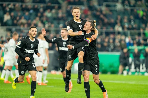 Kaars Martijn (FC St. Pauli, 19) und Irvine Jackson (FC St. Pauli, 7) bejubeln das Tor zum 0:1 durch Kaars Martijn (FC St. Pauli, 19) VfL Borussia Moenchengladbach vs. FC St. Pauli, Fussball, DFB-Pokal, Achtelfinale, Saison 2025 2026, 02.12.2025 DFB REGULATIONS PROHIBIT ANY USE OF PHOTOGRAPHS AS IMAGE SEQUENCES AND OR QUASI-VIDEO VfL Borussia Moenchengladbach vs. FC St. Pauli, Fussball, DFB-Pokal, Achtelfinale, Saison 2025 2026, 02.12.2025 Moenchengladbach Copyright: xEibner-Pressefoto J.xDerondeaux EP_JDU