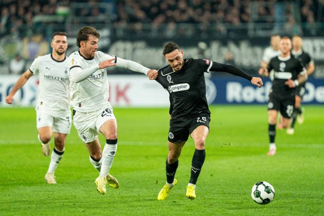 Pereira Lage Mathias (FC St. Pauli, 28) im Zweikampf mit Joe Scally (Borussia Moenchengladbach, 29) VfL Borussia Moenchengladbach vs. FC St. Pauli, Fussball, DFB-Pokal, Achtelfinale, Saison 2025 2026, 02.12.2025 DFB REGULATIONS PROHIBIT ANY USE OF PHOTOGRAPHS AS IMAGE SEQUENCES AND OR QUASI-VIDEO VfL Borussia Moenchengladbach vs. FC St. Pauli, Fussball, DFB-Pokal, Achtelfinale, Saison 2025 2026, 02.12.2025 Moenchengladbach Copyright: xEibner-Pressefoto J.xDerondeaux EP_JDU