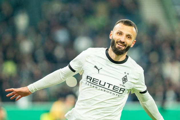Franck Honorat (Borussia Moenchengladbach, 09) bejubelt seine Vorlage und das Tor zum 1:1 durch Haris Tabakovic (Borussia Moenchengladbach, 15) VfL Borussia Moenchengladbach vs. FC St. Pauli, Fussball, DFB-Pokal, Achtelfinale, Saison 2025 2026, 02.12.2025 DFB REGULATIONS PROHIBIT ANY USE OF PHOTOGRAPHS AS IMAGE SEQUENCES AND OR QUASI-VIDEO VfL Borussia Moenchengladbach vs. FC St. Pauli, Fussball, DFB-Pokal, Achtelfinale, Saison 2025 2026, 02.12.2025 Moenchengladbach Copyright: xEibner-Pressefoto J.xDerondeaux EP_JDU