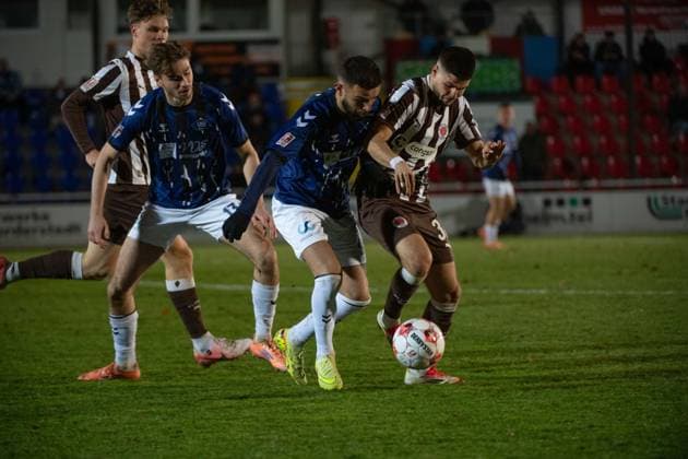 GER, Fussball, RLN, FC St.Pauli II U23 vs VfB Oldenburg 02.12.2025, Edmund-Plambeck-Stadion, Norderstedt, GER, RLN, FC St.Pauli II U23 vs VfB Oldenburg, DFL regulations prohibit any use of photographs as image sequences and or quasi-video, im Bild Drilon DEMAJ ( VfB Oldenburg 9 ) im Zweikampf mit dem EX-Oldenburger