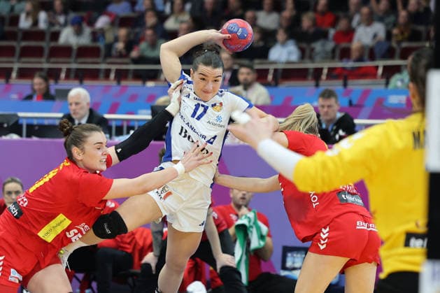 GER, Dortmund, 27th Wommen s World Championship, WM, Weltmeisterschaft 2025, Hauptrunde Main Round, Gruppe II 1. Runde: Island Iceland (ISL) vs. Montenegro (MNE) 02.12.2025, Westfalenhalle, Dortmund, GER, Dortmund, 27th Wommen s World Championship 2025, Hauptrunde Main Round, Gruppe II 1. Runde: Island Iceland (ISL) vs. Montenegro (MNE), im Bild: Elin Klara THORKELSDOTTIR (ISL 17), im Zweikampf gegen Anastasija MARSENIÄÜ (MNE 2), Marija MARSENIÄÜ Goalkeeper (MNE 18), Ivana GODEÄa (MNE 11),
