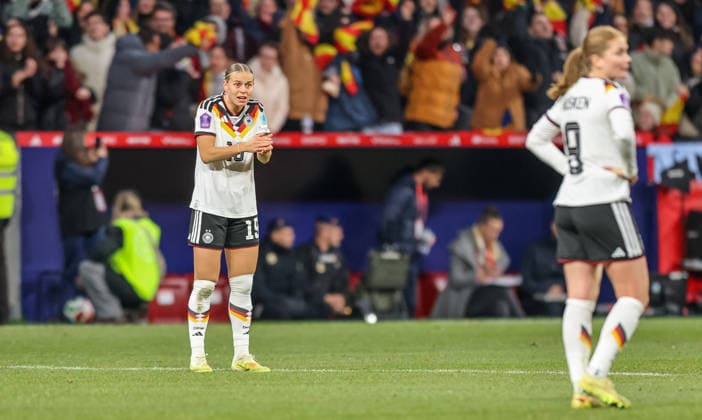 ESP, Madrid, Spanien vs Deutschland, Länderspiel, Fussball, UEFA, Spielzeit 2025 2026, Womens Nations League, Riyadh Air Metropolitano, Finale im Bild v.l.: Klara Bühl (Deutschland 19), Enttäuschung, Sjoeke Nüsken (Deutschland 9) DFB DFL REGULATIONS PROHIBIT ANY USE OF PHOTOGRAPHS AS IMAGE SEQUENCES AND OR QUASI-VIDEO, 02.12.2025 Copyright: HMBxMedia HendrikxHamelau