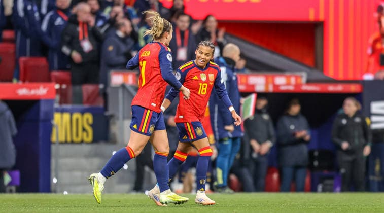 ESP, Madrid, Spanien vs Deutschland, Länderspiel, Fussball, UEFA, Spielzeit 2025 2026, Womens Nations League, Riyadh Air Metropolitano, Finale im Bild: Vicky Lopez erzielt das Tor zum 2:0, Jubel und Freude, Tor und Jubel, Freude (Gol, jubilo y alegria), Alexia Putellas (Spanien 11) DFB DFL REGULATIONS PROHIBIT ANY USE OF PHOTOGRAPHS AS IMAGE SEQUENCES AND OR QUASI-VIDEO, 02.12.2025 Copyright: HMBxMedia HendrikxHamelau
