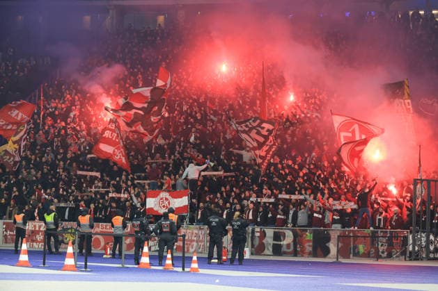 DEU, DFB-Pokal, Hertha BSC vs. 1.FC Kaiserslautern, 02.12.2025, Berliner Olympiastadion, Berlin, DEU, DFB-Pokal, Hertha BSC vs. 1.FC Kaiserslautern, im Bild Kaiserslauterer-Fanblock, Pyro DFL - regulations prohibit any use of Photographs as image sequences and or quasi-video